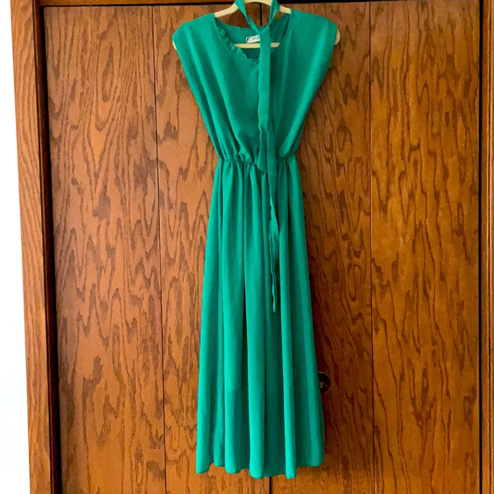 Green sleeveless chiffon dress